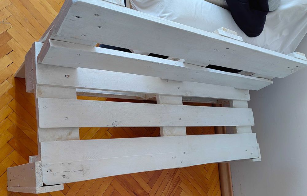 Бяла пейка от палети