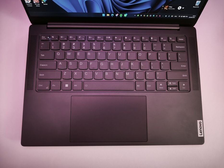 Laptop LENOVO Yoga Pro 7 14APH8, AMD Ryzen 7 7840HS pana la 5.1GHz, 14.5" 2.5K, 32GB, 1TB, AMD Radeon 780M in GARANTIE