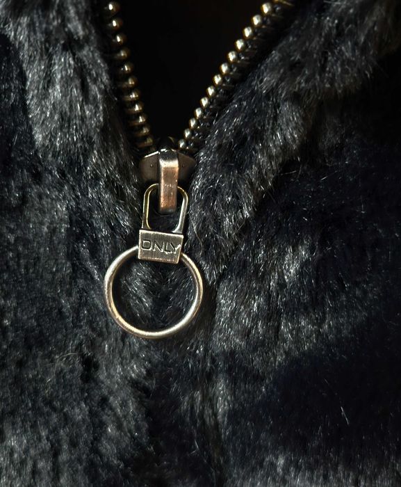 ONLY уникално пухено късо палтенце