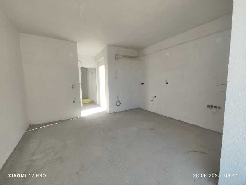 Гарсониера на партерен етаж с парко място в Паралия Офринио