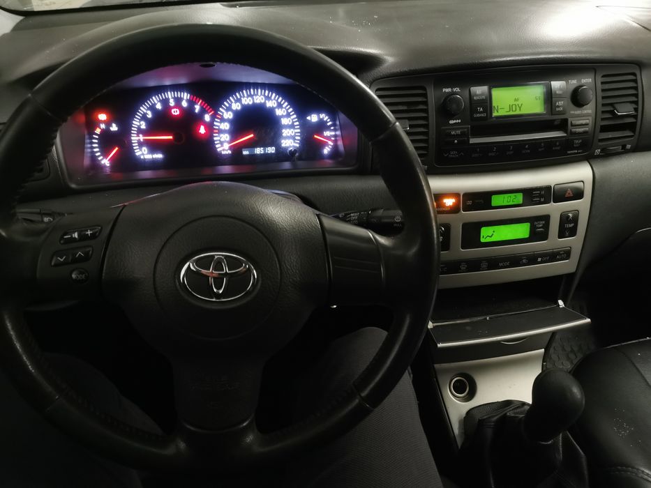 Продавам Тойота Корола 2005г. 1.4 vvti цялата или на части