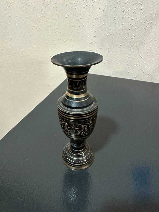 Антеквар посуды из старый времён