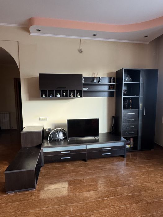 Mobilier living complet + comodă + măsuță + etajeră – stare foarte bună