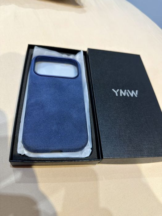 Кейс от алкантара за iphone 17 pro син
