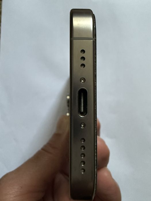 Vand Iphone 16 Pro original ca nou