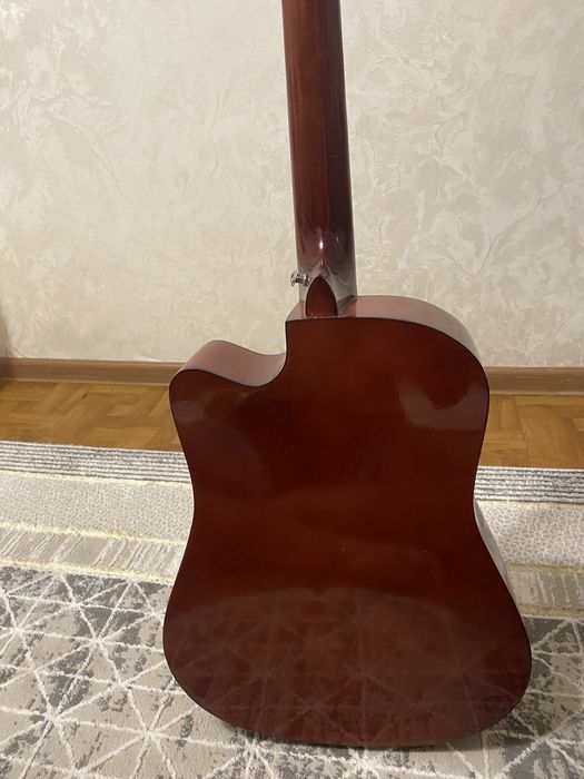 Акустическая гитара в отличном состояний!