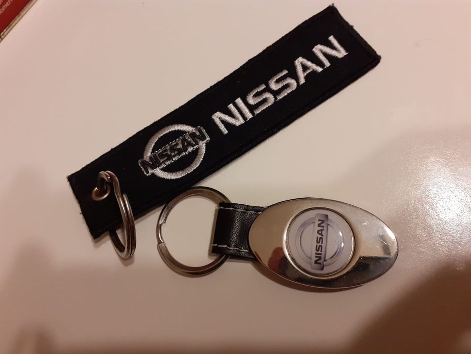 2 brelocuri cu emblema Nissan