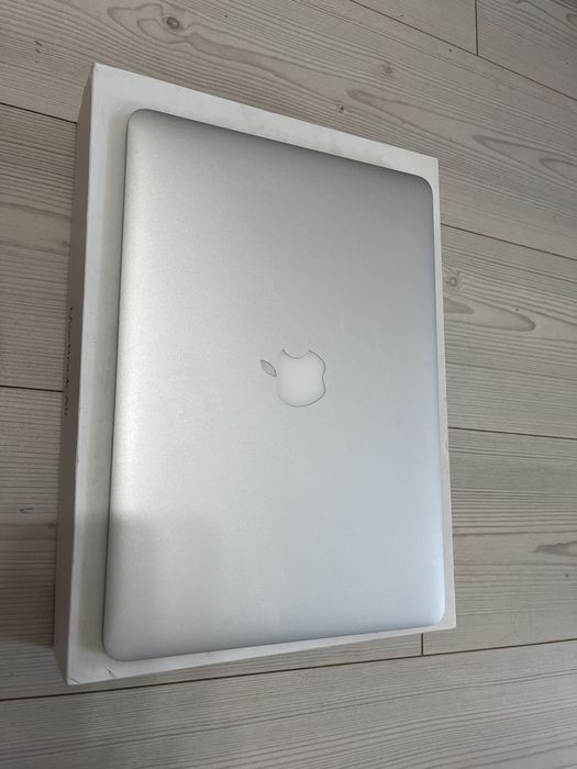 MacBook Air 13" cu intel i5