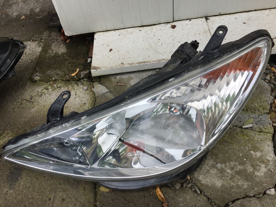 Far stinga Toyota Previa 2000-2003. Original. Volan stinga.