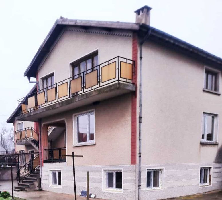 Уютна, триетажна къща от собственик с 4.5 декара двор на 50км от Варна