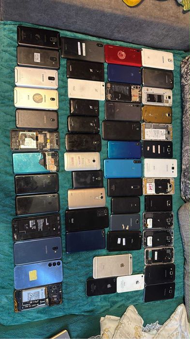 Vand telefoane si Ipad uri de piese