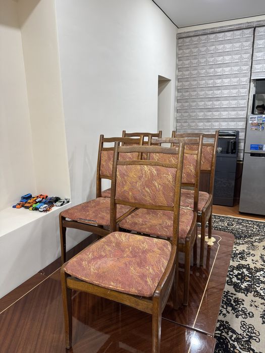 Стол / хонтахта, а также пять стульев