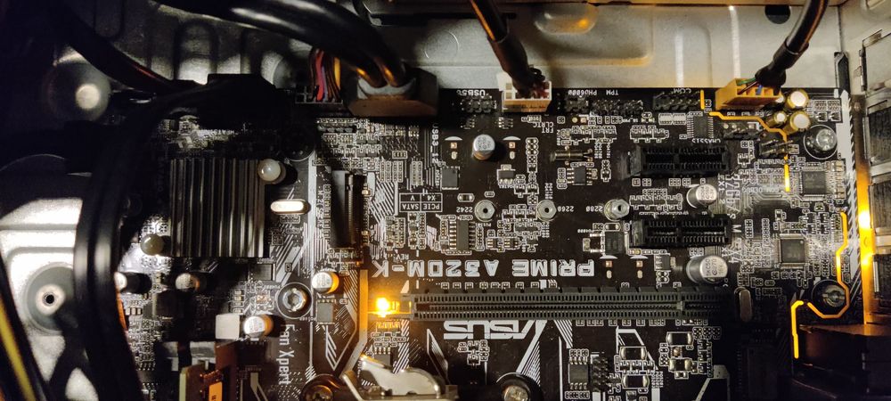 De jucat sau școală