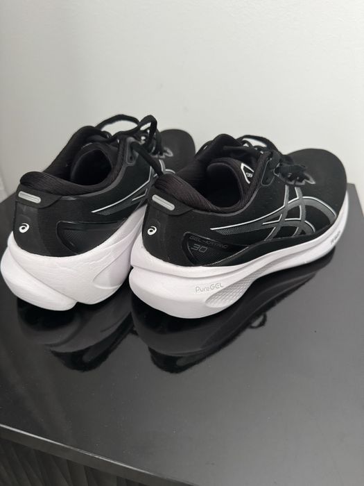 De vanzare adidasi asics