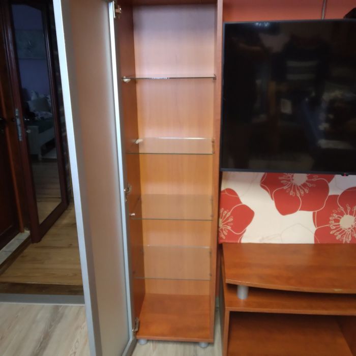 ТВ шкаф със затворена витрина