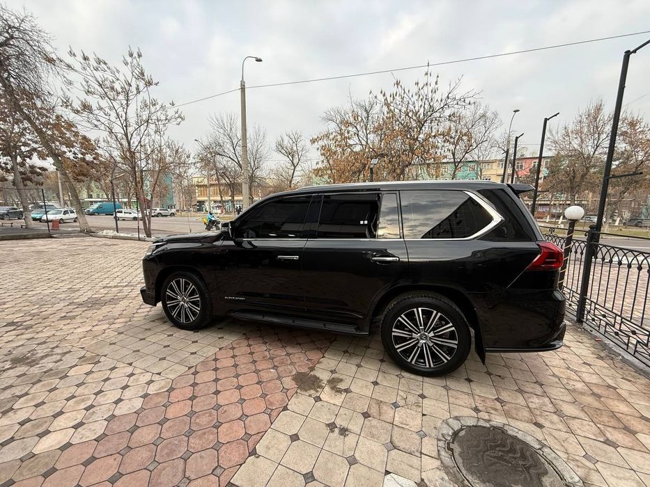 Lexus XL570  rangi qora