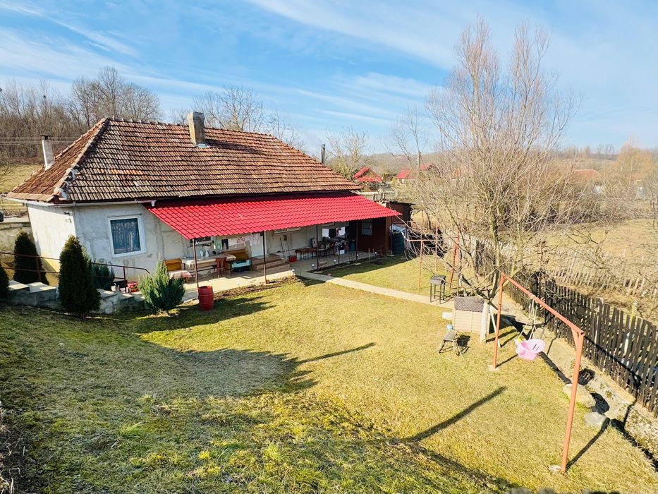 Vând casă în Țebea la 7km de mun Brad