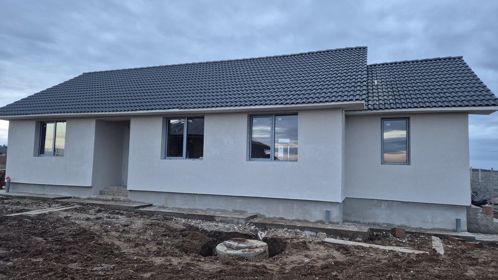 Casă de vânzare semi finisată în Paleu