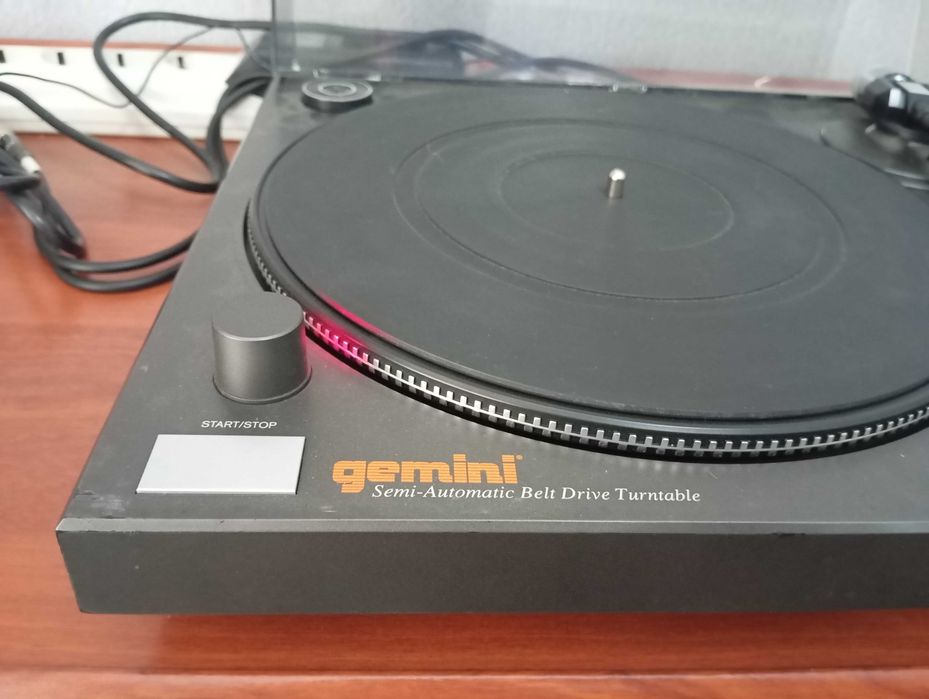 Продам проигрыватель винил дисков GEMINI model XL 100.