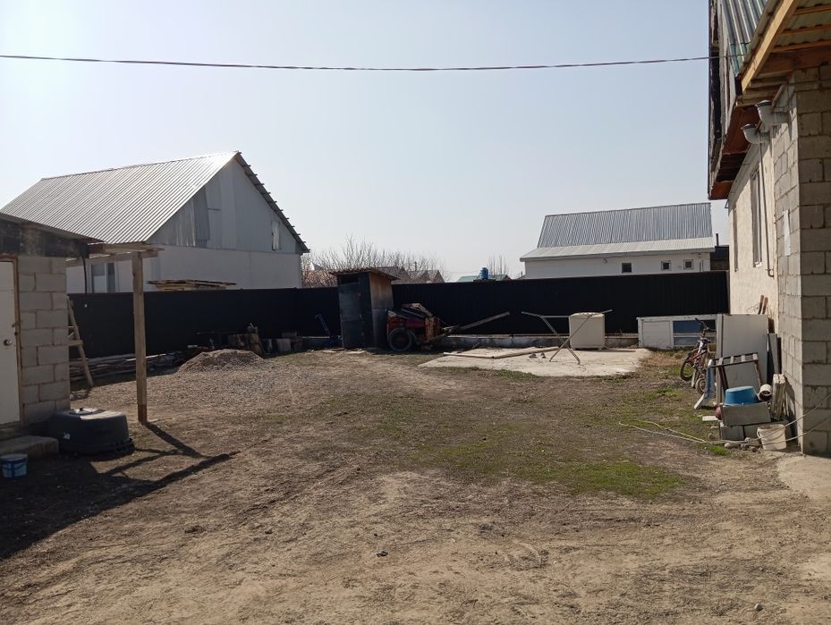 Үй сатылады жан жағы қоршалған