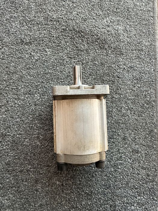 gidravlik nasos sotiladi