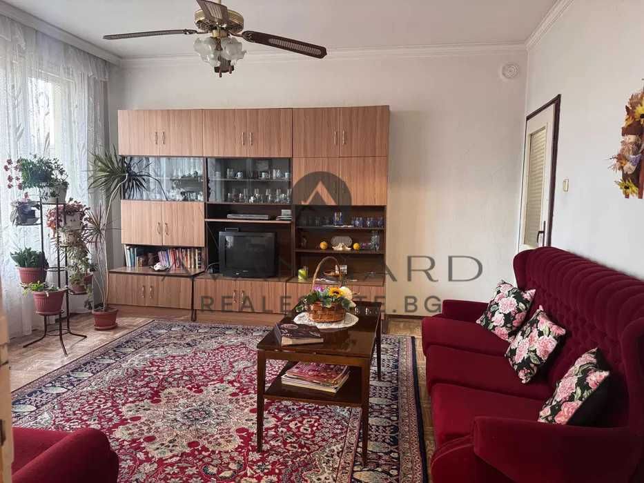 Продава се Тристаен апартамент в Пловдив, Кючук Париж - 110 кв.м за 2133 €/кв.м - Снимка #1