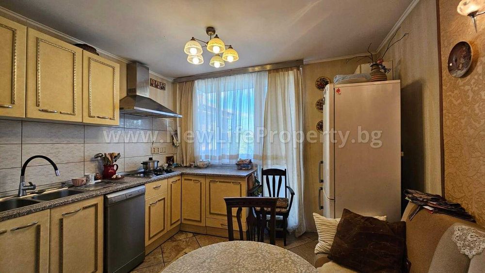 Продава се двуетажна къща в град Средец, област Бургас