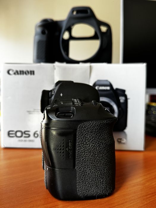 Фотоапарат Canon 6D (Full Frame) с кутия и калъф