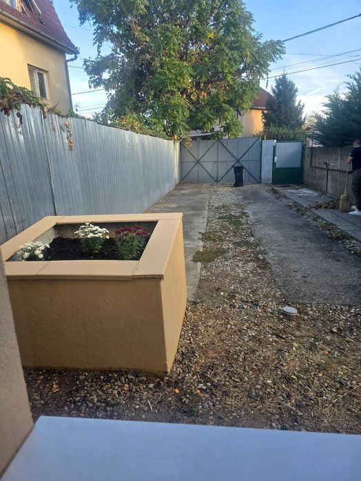 Închiriez Casa singur in curte