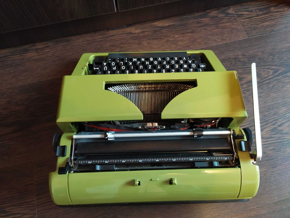 Mașina de scris veche Olympia