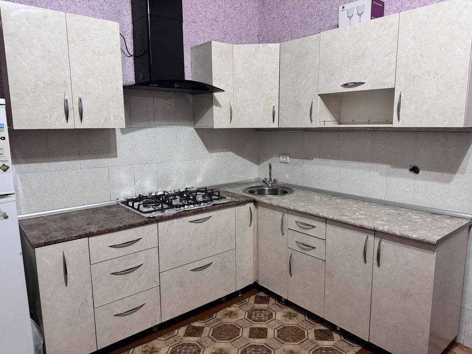 Срочно продаётся кухонный гарнитур. Цена договорная.