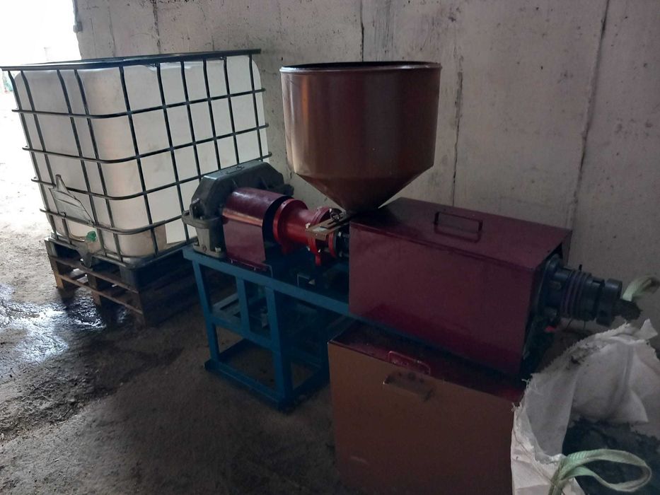 PRESE/ INSTALATII DE PRESARE LA RECE pentru ulei din floarea soarelui