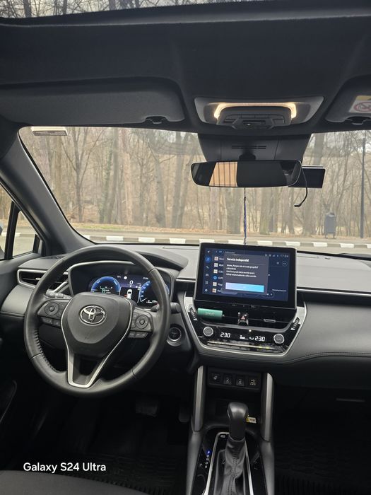 Toyota Corolla Cross Hybrid 4x4 Panoramic!