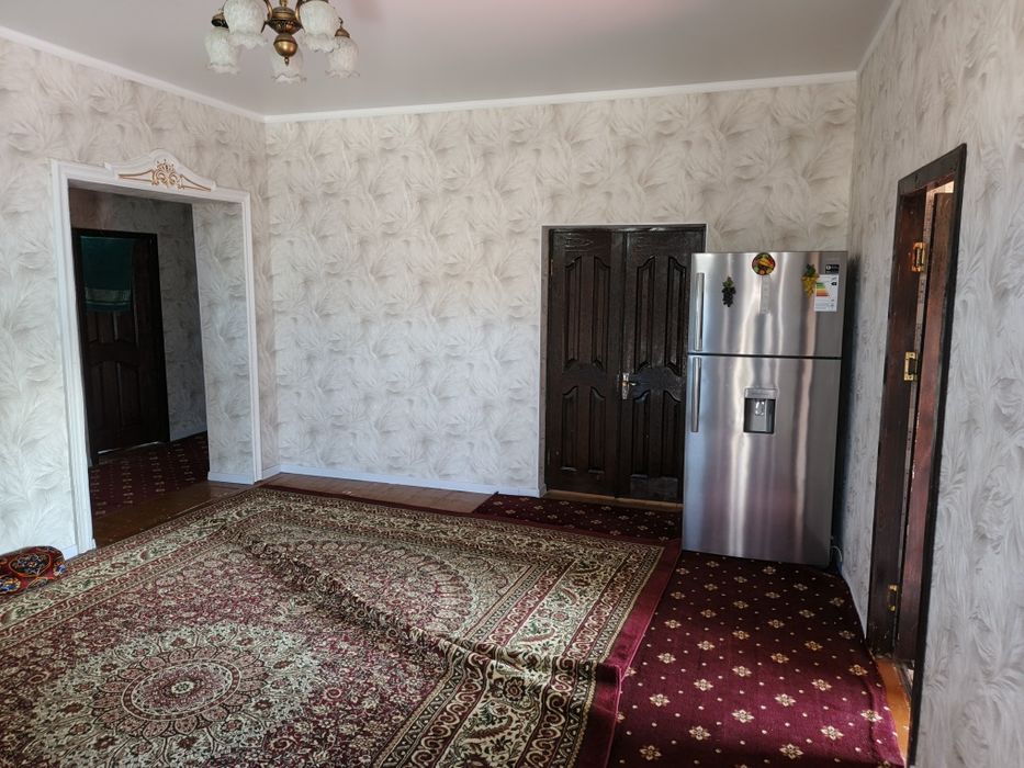 Uy sotiladi SROCHNO jihozlori bilan 600mk  Shomoxulum kotedj yoʻl usti