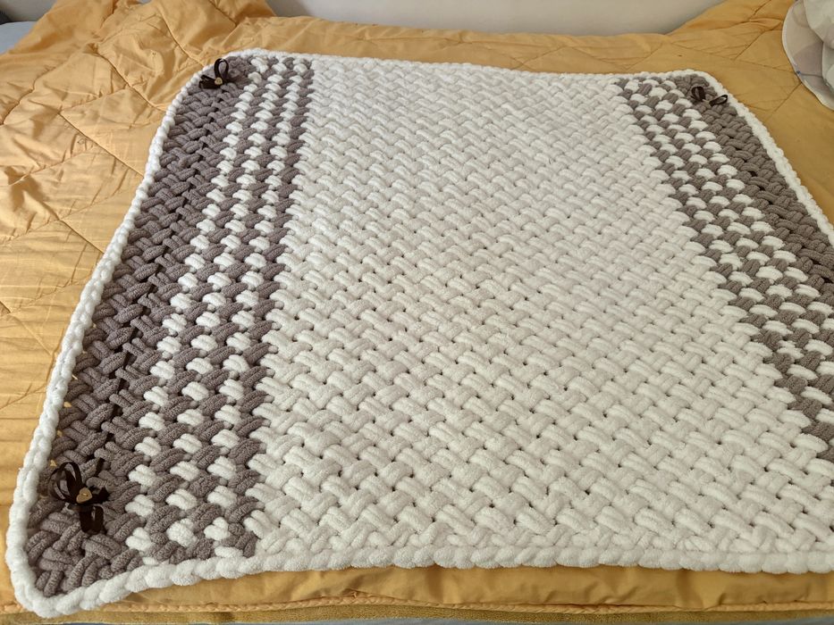 Ръчно плетено килимче овчица и одеалце