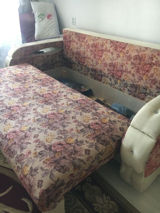 Продаётся  диван срочна . Торг будет.