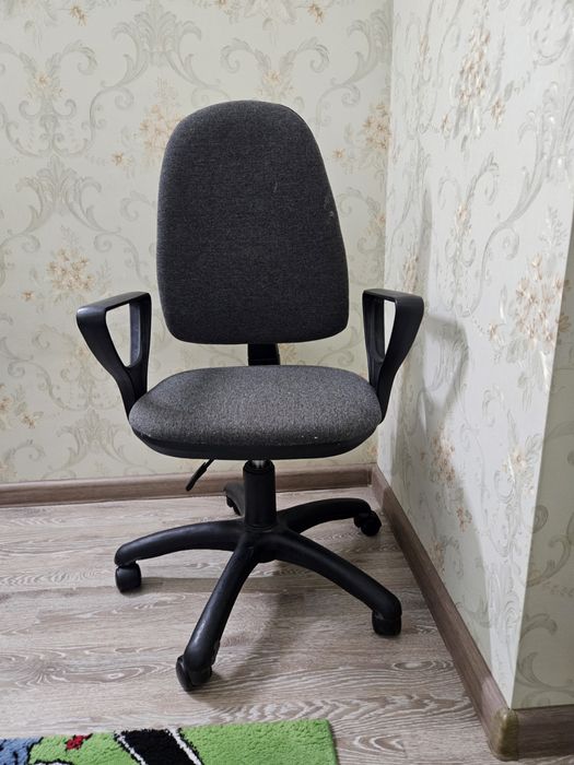 Офисное кресло стул