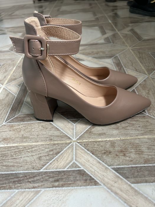 Продаются бежевые кожаные туфли