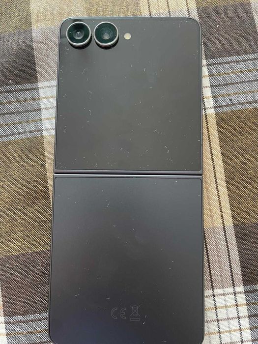 Продавам Samsung Galaxy Z Flip 7 256 GB използван 2 месеца