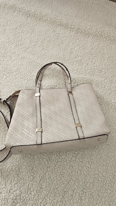 Дамска чанта на марката GUESS