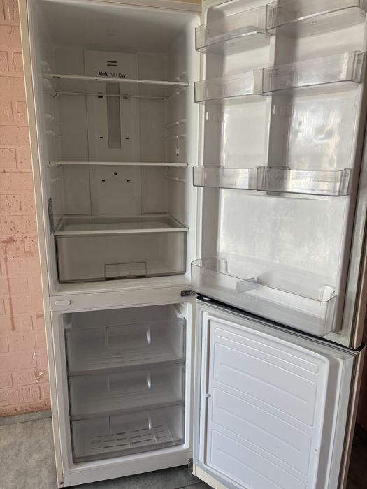 Холодильник LG продается