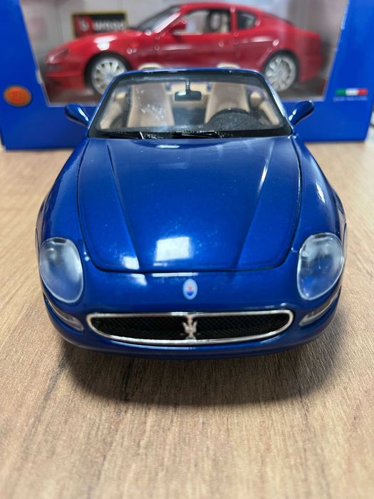 Чисто нова метална колекционерска количка MASERATI SPYDER 2000г.1:18