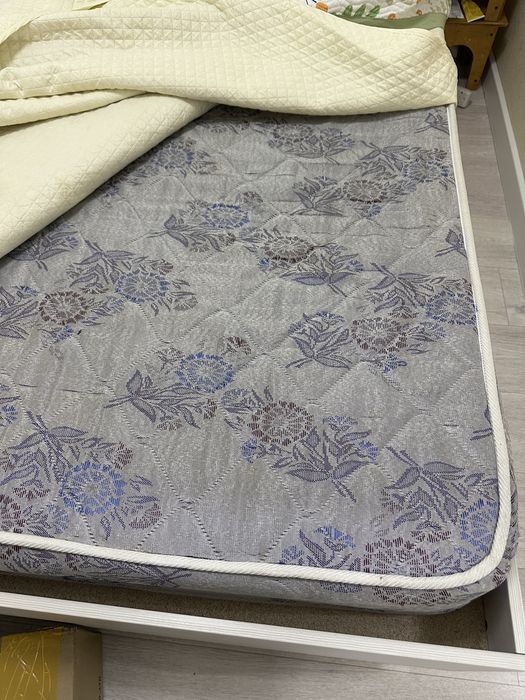 Кровать с матрасом