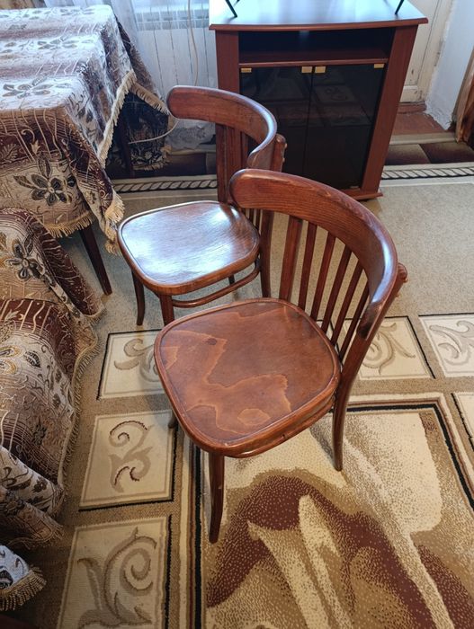 Стол обеденный и стулья