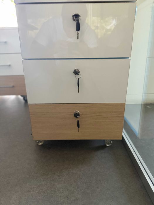 НОВО-Цялостно офис оборудване за 6 кабинета за 20 служителя