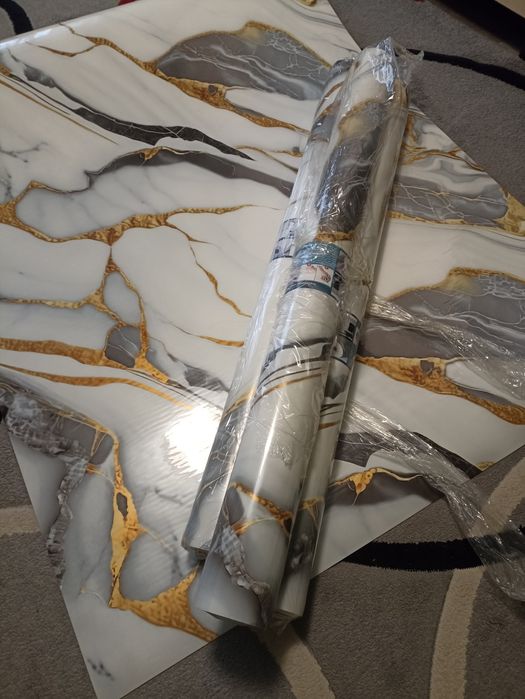 Продам самоклеющаяся обои 4 рулона не дорого