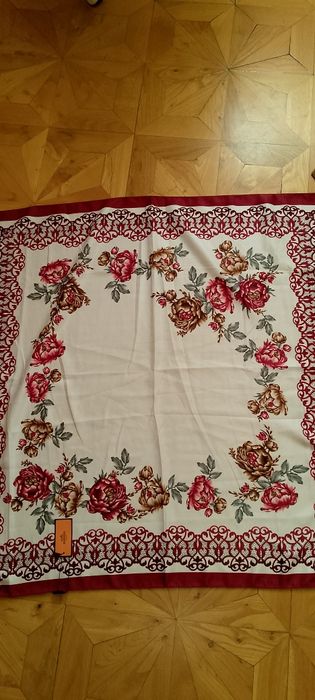 Платок hhermes с цветами.