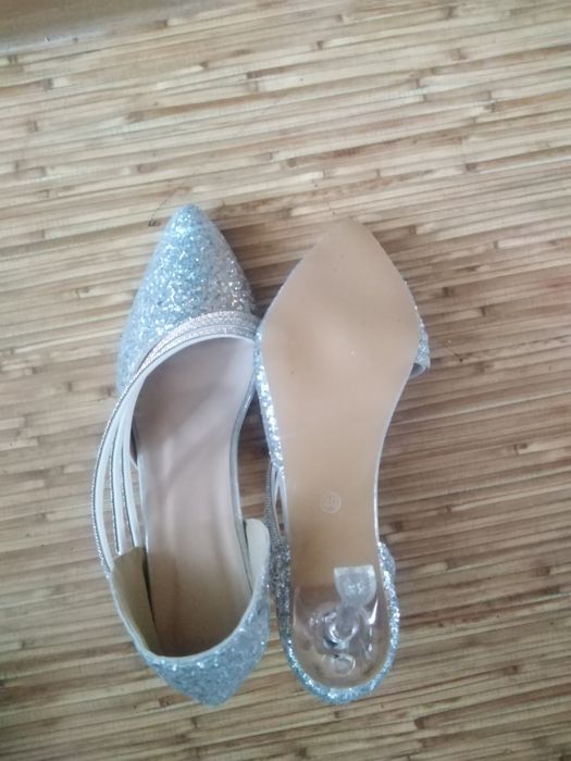 Продам туфли новые праздничные