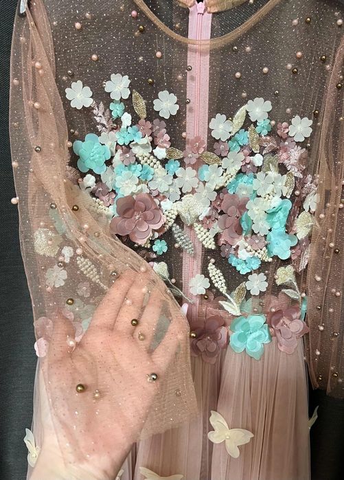 Rochie lucrata-n atelier