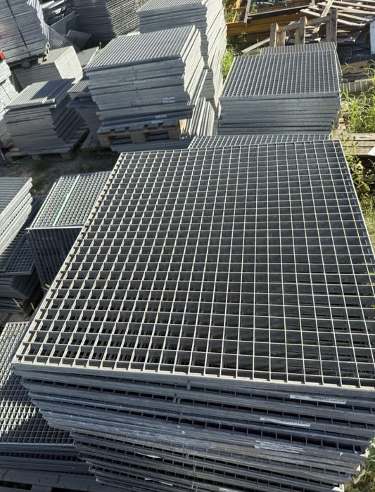 Gratare galvanizate noi, robuste și durabile, ideale pentru diverse aplicații în construcții sau amenajări exterioare. Acestea sunt fabricate din oțel